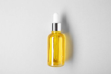 Temel yağlar hafif arka planda, üst görünümde.