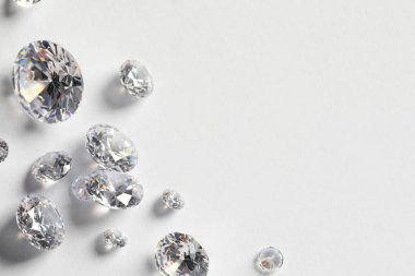 Beyaz arka planda bir sürü güzel pırlanta, düz bir zemin. Metin için boşluk