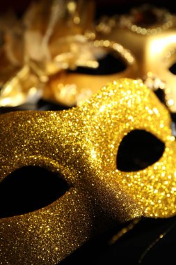 Siyah arka planda güzel altın karnaval maskeleri, yakın plan