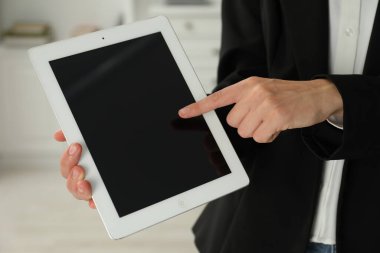 Kapalı alanda tablet kullanan bir iş kadını. Modern teknoloji