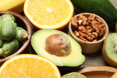 Tahta masada dopamin açısından zengin farklı ürünler, yakın plan.