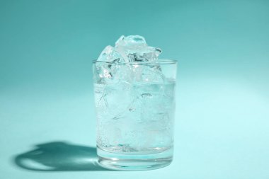 Turkuaz arka planda buzlu, buzlu, ferahlatıcı su