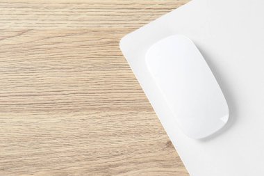 Beyaz bilgisayar faresi ve fare ahşap masada, üst görünüm