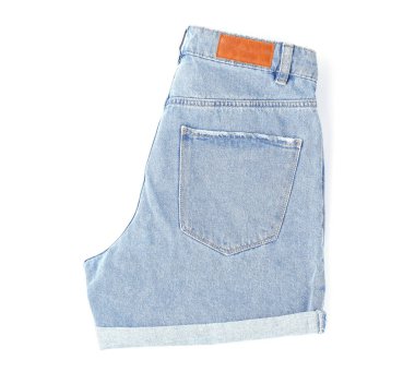 Beyaz, üst görünümde izole edilmiş açık mavi kot şortlar