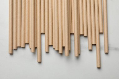 Bambu içen pipetler açık mermer masa, üst görünüm