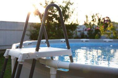 Güneşli bir günde yüzme havuzunun üstünde