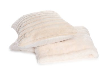 Yumuşak yastık ve katlanmış battaniye beyaza izole edilmiş.