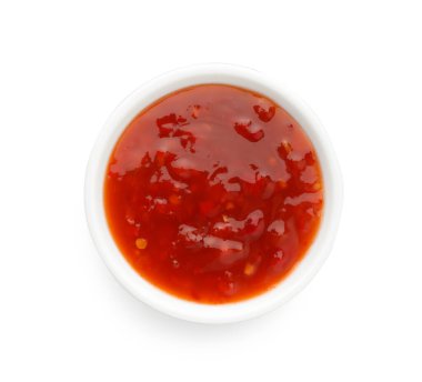 Acı biber sosu kasede, beyaza izole edilmiş, üst manzara.