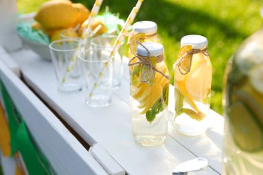 Limonata parktaki ferahlatıcı içecekle birlikte duruyor.