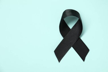 Açık mavi arka planda siyah farkındalık kurdelesi, üst manzara. Metin için boşluk