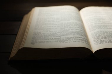 Tahta masada İncil 'i aç, yakın plan. Hıristiyan inancı