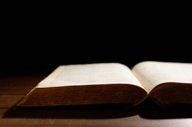 Tahta masada İncil 'i aç, yakın plan. Hıristiyan inancı