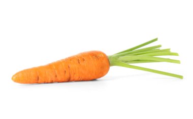 Taze olgun bir havuç beyazda izole edilmiş.