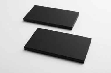 Açık gri arka planda boş kartvizitler. Tasarım için model