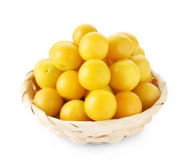 Hasır sepetin içinde taze sarı erikler, beyaz üzerinde izole edilmiş.