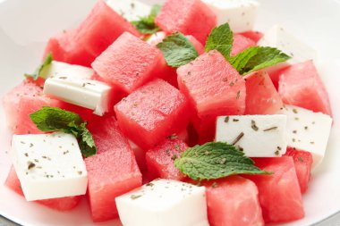 Masada naneli ve peynirli karpuz salatası, yakın plan.