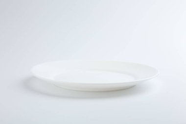 Beyaza izole edilmiş boş bir seramik tabak