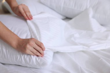 Kadın temiz çarşaf değiştiriyor.