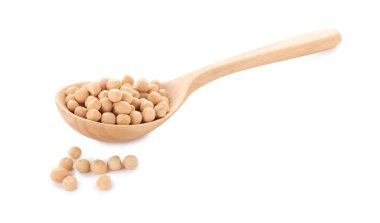 Kurumuş bezelyeli kaşık beyaz üzerine izole