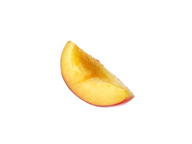 Olgun erik dilimi beyaza izole edilmiş.