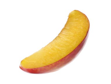 Olgun erik dilimi beyaza izole edilmiş.