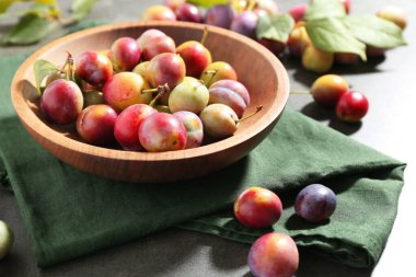 Gri masada olgun erikler, yakın plan.