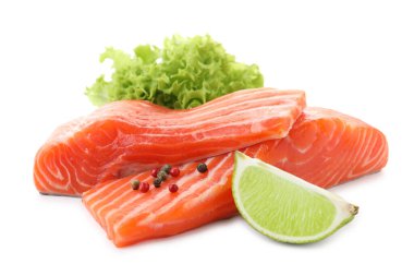 Taze somon, biber, marul ve limon parçaları beyaz üzerine izole edilmiş.