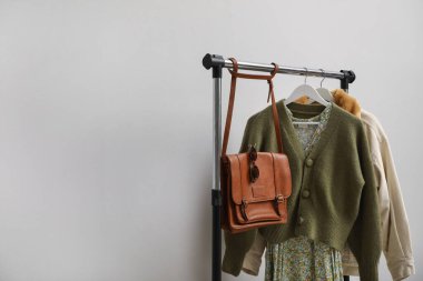 Giysilerle ve çantalarla ışık duvarının yanına dizilin. Metin için boşluk