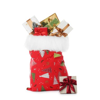 Santa Claus çanta hediye kutuları üzerinde beyaz izole