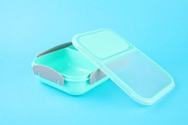 Açık mavi arkaplanda boş plastik beslenme çantası