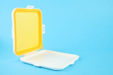 Açık mavi arka planda boş sandviç kutusu. Metin için boşluk