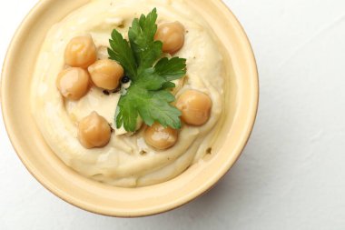 Maydanozlu enfes humus ve beyaz masada nohut.