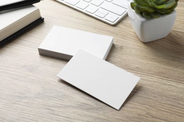 Boş kartvizitler, tahta masaya bitki ve klavye. Tasarım için model