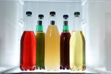 Buzdolabında bir sürü soğuk içecek var.