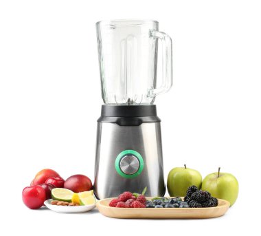 Blender ve taze malzemeler beyaza izole edilmiş.