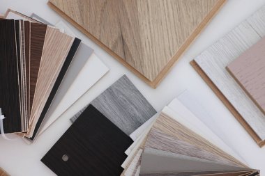 Beyaz masa üzerinde farklı ahşap döşeme örnekleri, üst görünüm