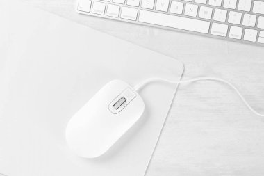 Fare başlı bilgisayar faresi ve klavyesi açık ahşap masada, düz yatıyordu.