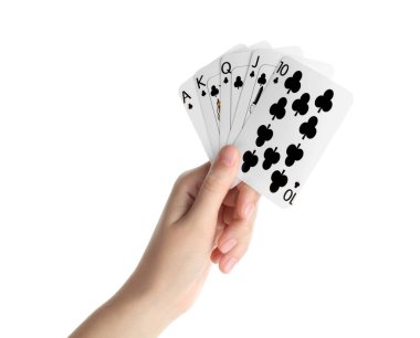 Poker oyunu. Beyaz arkaplanda kart tutan kadın, yakın plan
