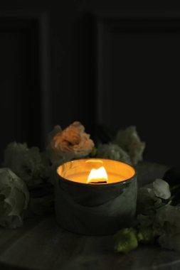 Yakıcı mum ve mermer masada güzel çiçekler, yakın plan. Metin için boşluk