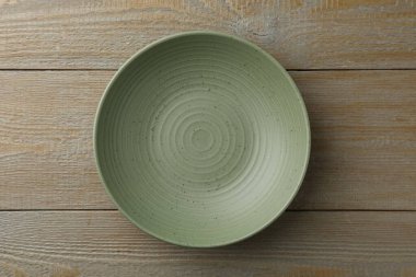 Ahşap masada şık bir tabak, üst manzara.