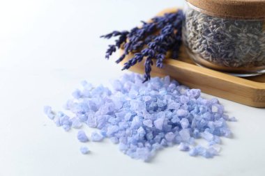 Beyaz masada doğal deniz tuzu ve lavanta, yakın plan.