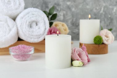 Beyaz masada farklı spa malzemeleriyle kompozisyon