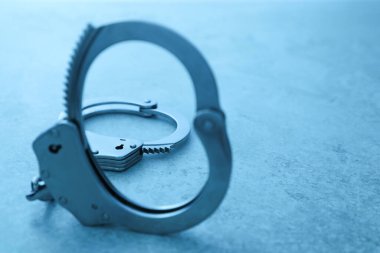 Klasik zincir kelepçeler masada, mesaj için yer var. Renk tonlu