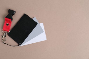 Bej arka planda beyaz kalibrasyon kartları, üst görünüm. Metin için boşluk