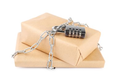 Zincirli ve asma kilitli paketler beyaza izole edildi