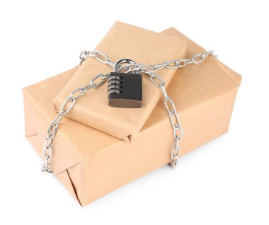 Zincirli ve asma kilitli paketler beyaza izole edildi