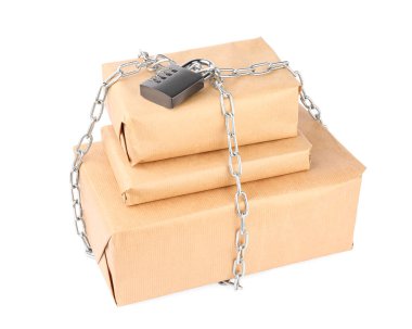 Zincirli ve asma kilitli paketler beyaza izole edildi