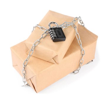 Zincirli ve asma kilitli paketler beyaza izole edildi