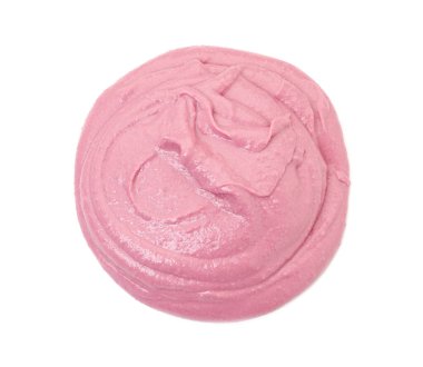 Lezzetli pancar humusu beyaza izole edilmiş, üst manzara