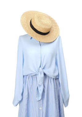 Manken, beyaz üzerine izole edilmiş yeni şık bir kıyafet.